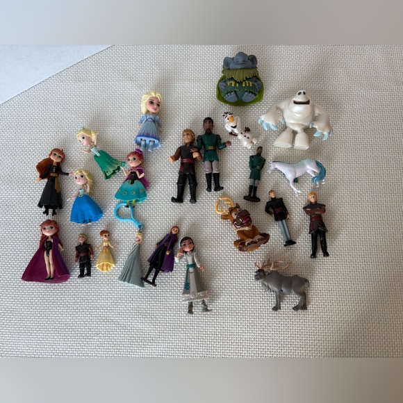 Disney Frozen Lot of 22 Toy Figures Anna Elsa Olaf Trolls Sven Kristoph - Picture 1 of 5